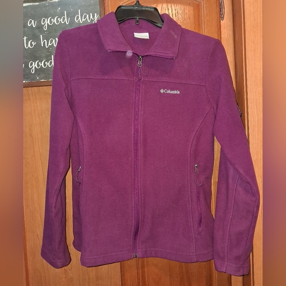 Columbia Women's Rich Purple Fleece Ski Jacket In A Size Medium. Great Condition